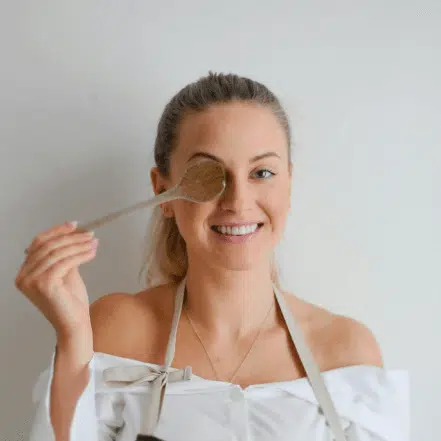 Anna from Saucelover.com, a creative home cook who loves experimenting with flavorful sauces.